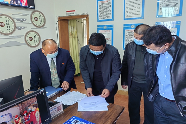 到社区查看居民科普工作_副本.jpg